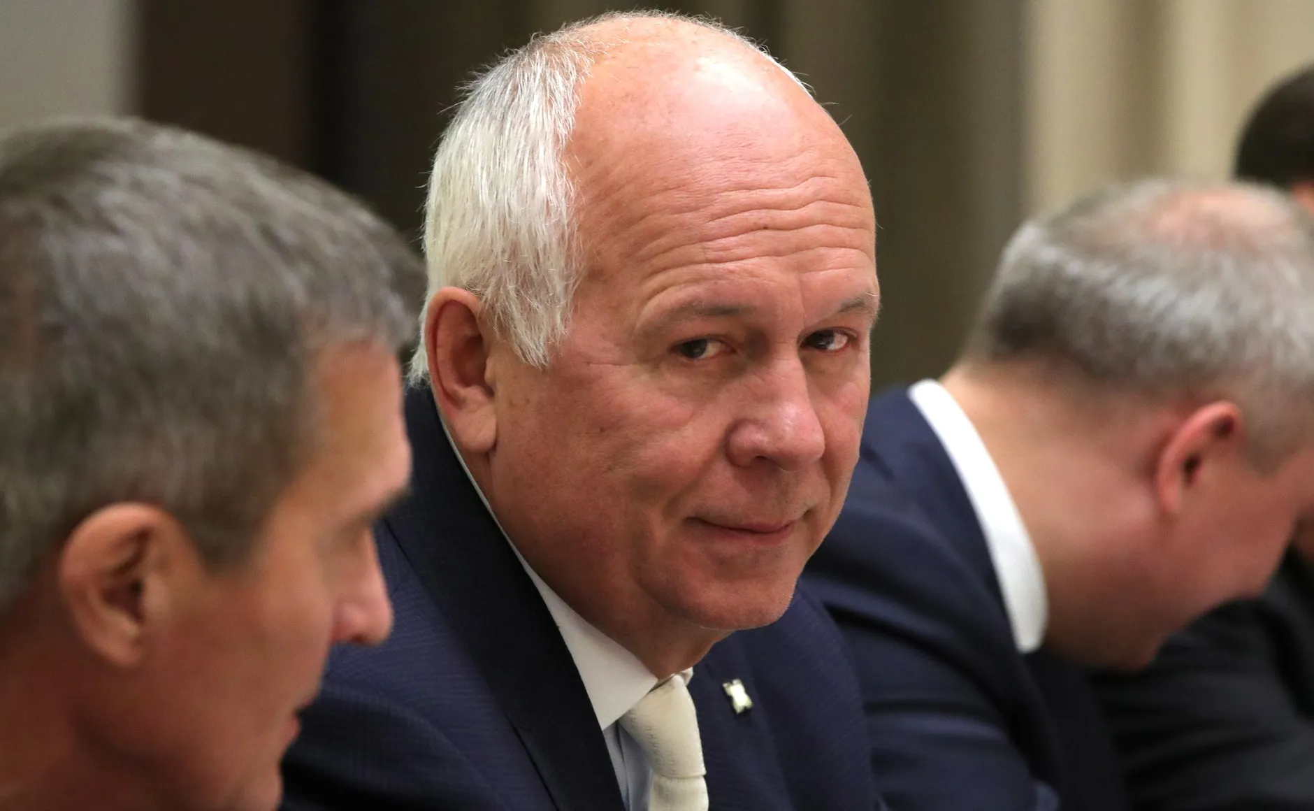 Sergueï Tchemezov, patron de Rostec, avant une réunion réunissant les dirigeants du ministère de la Défense et de l’industrie d’armement sur l’exécution de la commande d’État de défense pour la Marine, le 3 décembre 2019 — l’année même des contrôles menés sur STAN. Photo : kremlin.ru. Licence : CC BY 4.0. Source : Wikimedia Commons