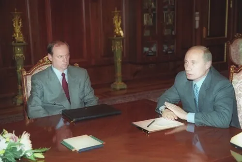 Poutine avec le directeur du FSB Patrouchev, le Kremlin, début des années 2000. Photo : kremlin.ru. Licence : CC BY 4.0 (mention de www.kremlin.ru obligatoire). Source : Wikimedia Commons