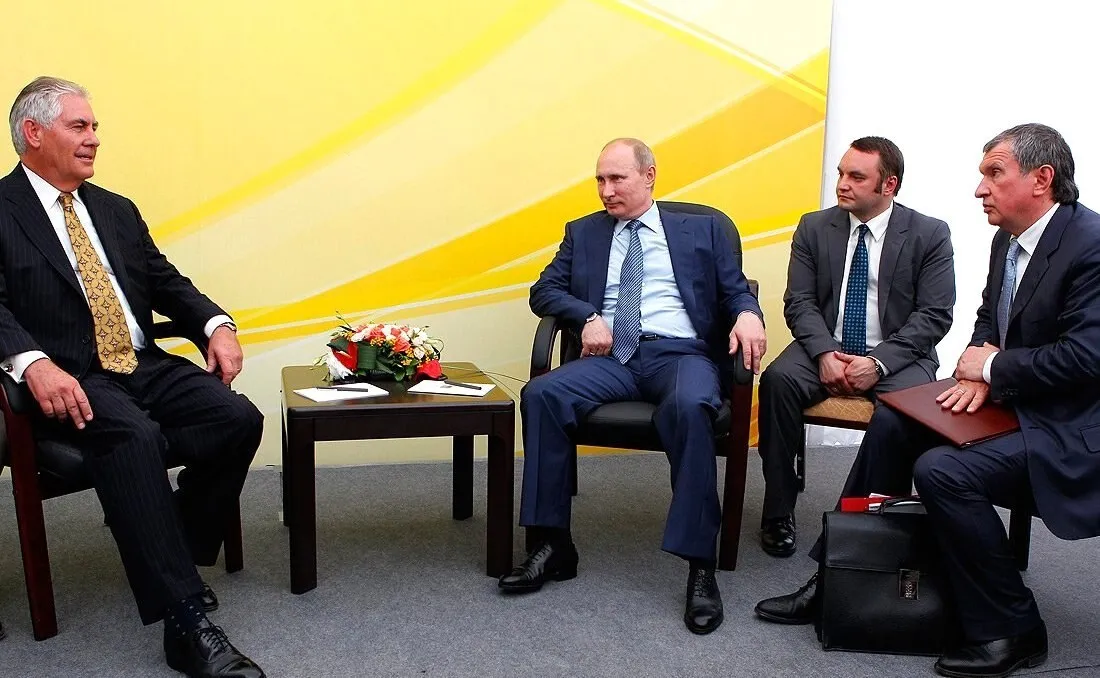 Als Rosneft auf Augenhöhe verhandelte: Putin, Rex Tillerson und Setschin (ganz rechts), Juni 2012. Foto: kremlin.ru. Lizenz: CC BY 4.0 (Namensnennung www.kremlin.ru erforderlich). Quelle: Wikimedia Commons