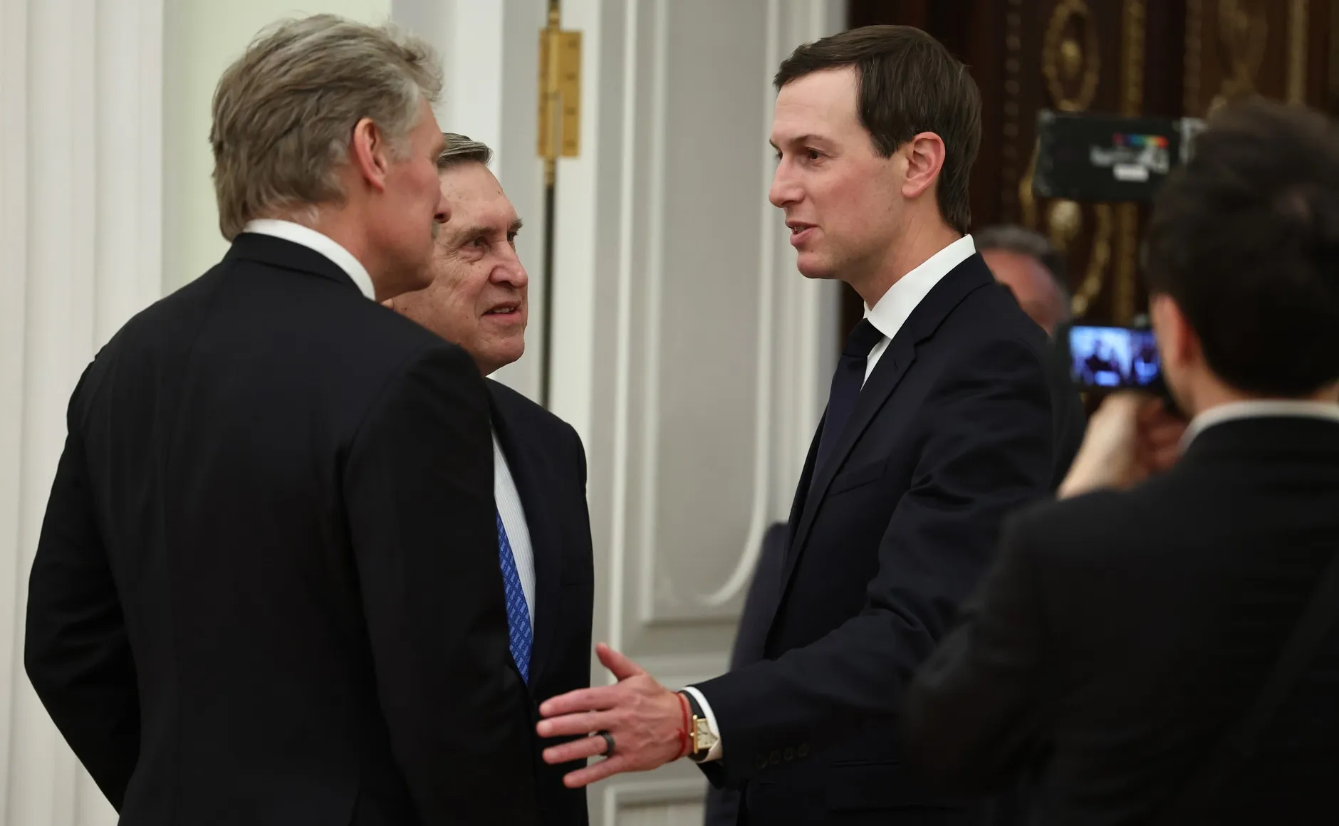 Jared Kushner s&rsquo;entretient avec Dmitri Peskov et Iouri Ouchakov au Kremlin, le 22 janvier 2026. Photo : kremlin.ru. Licence : CC BY 4.0. Source : Wikimedia Commons