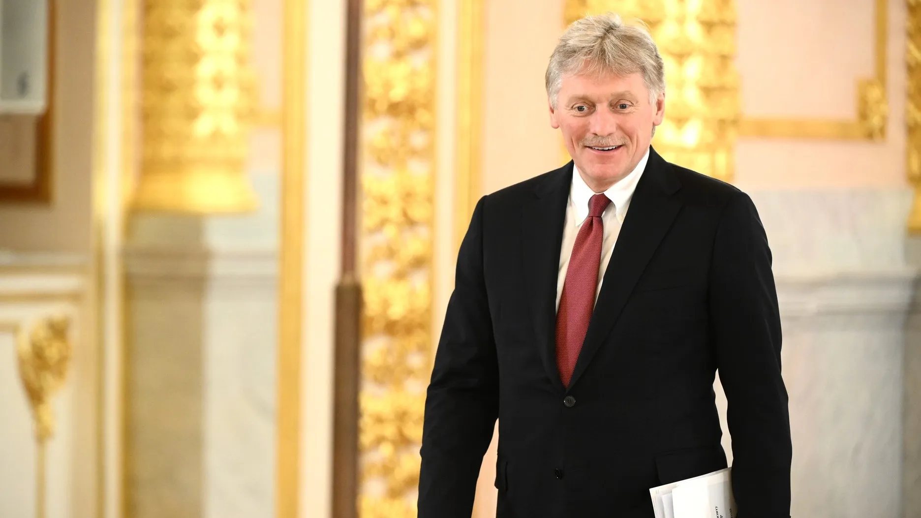 Dmitri Peskov avant les négociations russo-chinoises au Kremlin, le 21 mars 2023. Photo : kremlin.ru. Licence : CC BY 4.0. Source : Wikimedia Commons