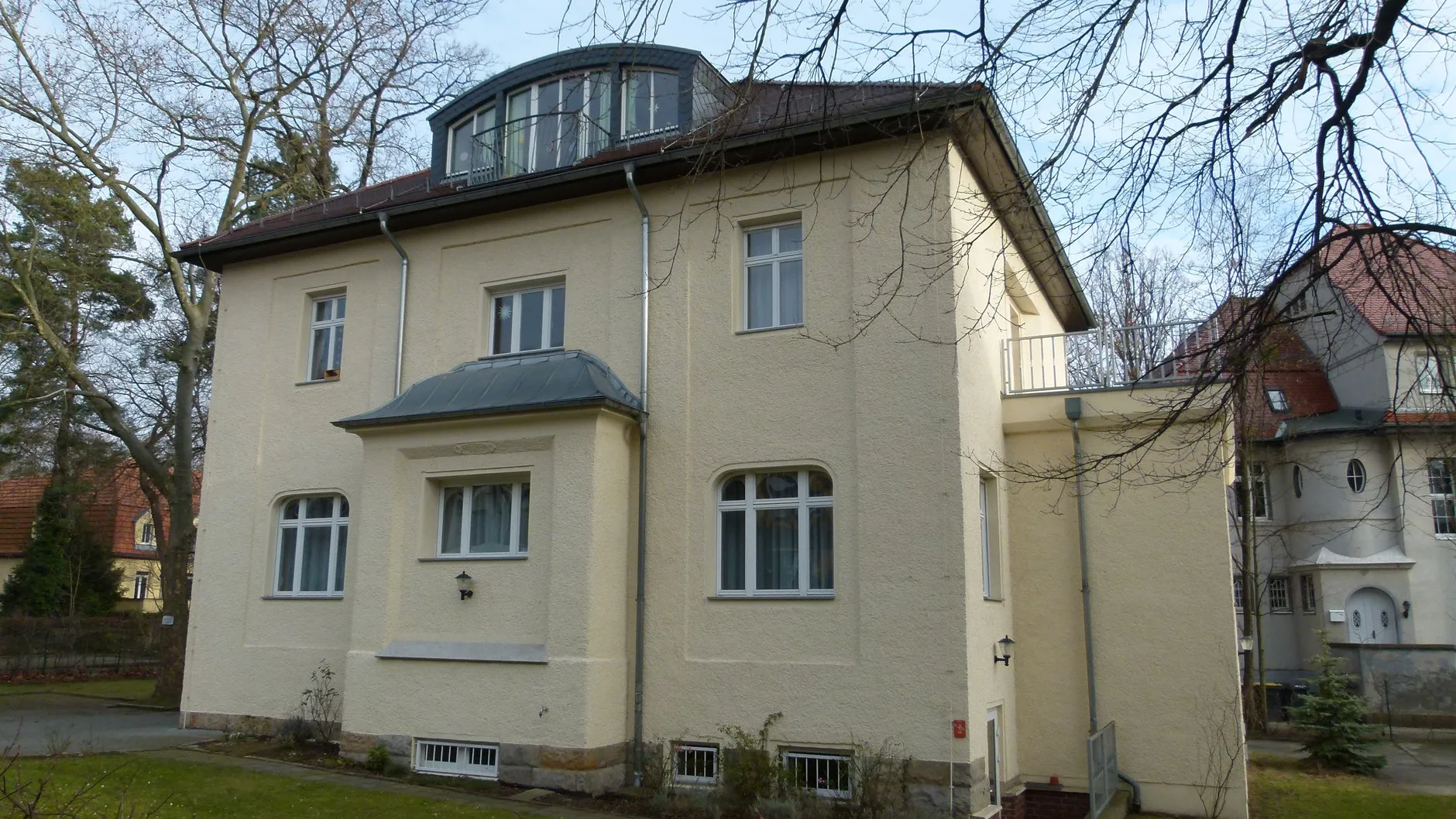 Die Villa Angelikastraße 4 in Dresden-Loschwitz: in den 1980er Jahren Dienstvilla des KGB und Arbeitsstätte Wladimir Putins. Tschemesow leitete in derselben Stadt die Vertretung der Vereinigung „Lutsch“. Foto: Brücke-Osteuropa. Lizenz: CC0 / gemeinfrei (Bild verkleinert). Quelle: Wikimedia Commons