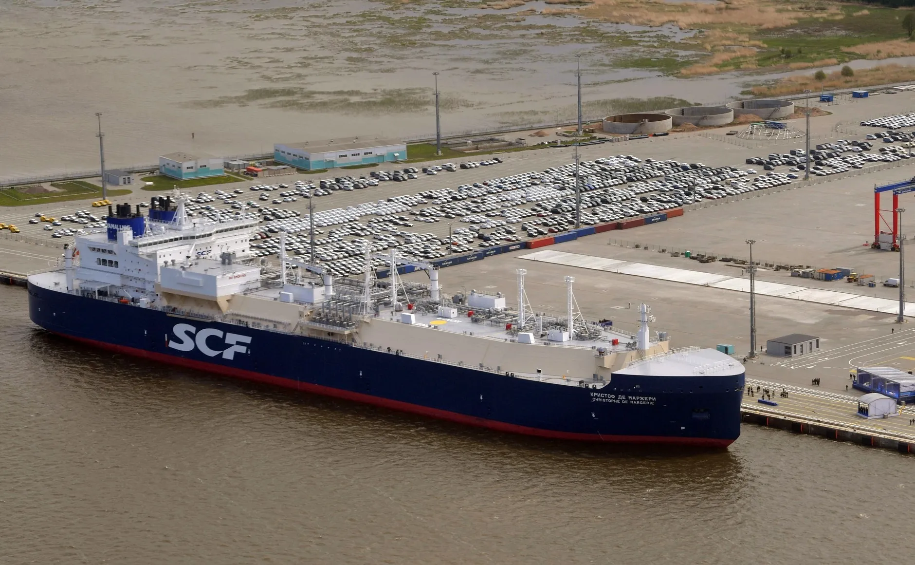 Der eisgängige Flüssiggastanker Christophe de Margerie, gebaut für Yamal LNG, bei seiner Taufe in Sankt Petersburg am 3. Juni 2017 — ein Schiff von Sowkomflot, das offen unter eigenem Namen fährt, und keiner der hier beschriebenen Tanker der Schattenflotte. Foto: Team der Website kremlin.ru. Lizenz: CC BY-SA 4.0 (abgeleitete Werke sind unter derselben Lizenz weiterzugeben). Quelle: Wikimedia Commons