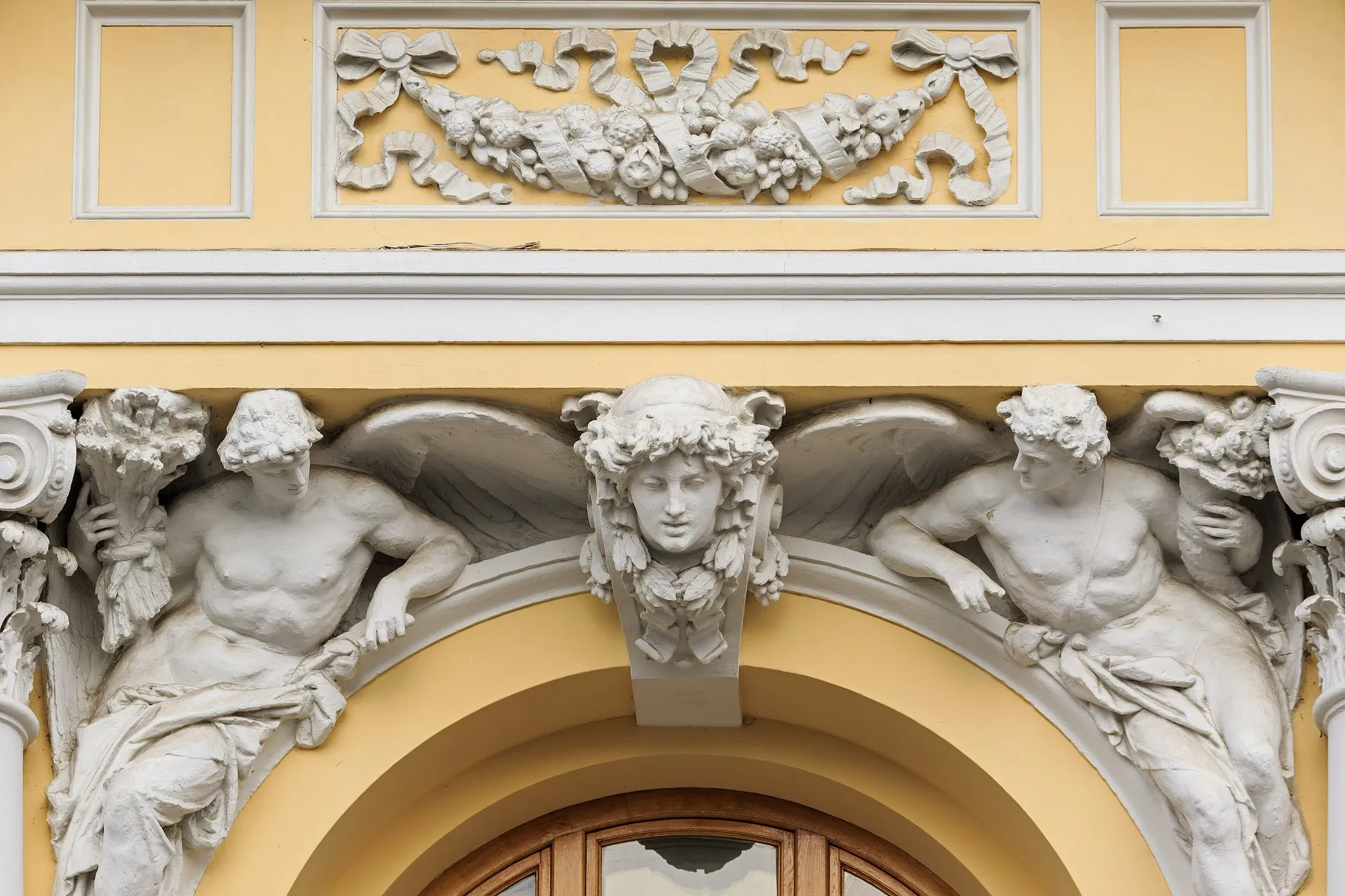 Décor en stuc au-dessus de l’entrée du bâtiment principal de la Banque de Russie, 12 rue Neglinnaïa, Moscou, mars 2016. Photo : A. Savin (réduite). Licence : Free Art License 1.3. Source : Wikimedia Commons