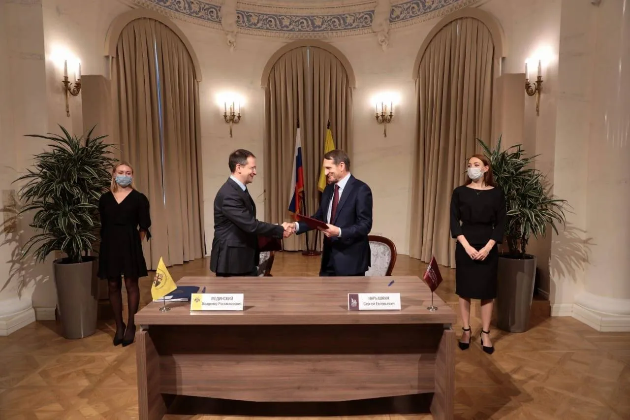 Sergei Naryshkin (right) and Vladimir Medinsky on the day the Russian Historical Society and the Russian Military Historical Society signed their cooperation agreement, July 29, 2020. Photo: Dmitry Alekseyev. Licence: CC BY-SA 3.0 (derivative works must be shared under the same licence). Source: Wikimedia Commons