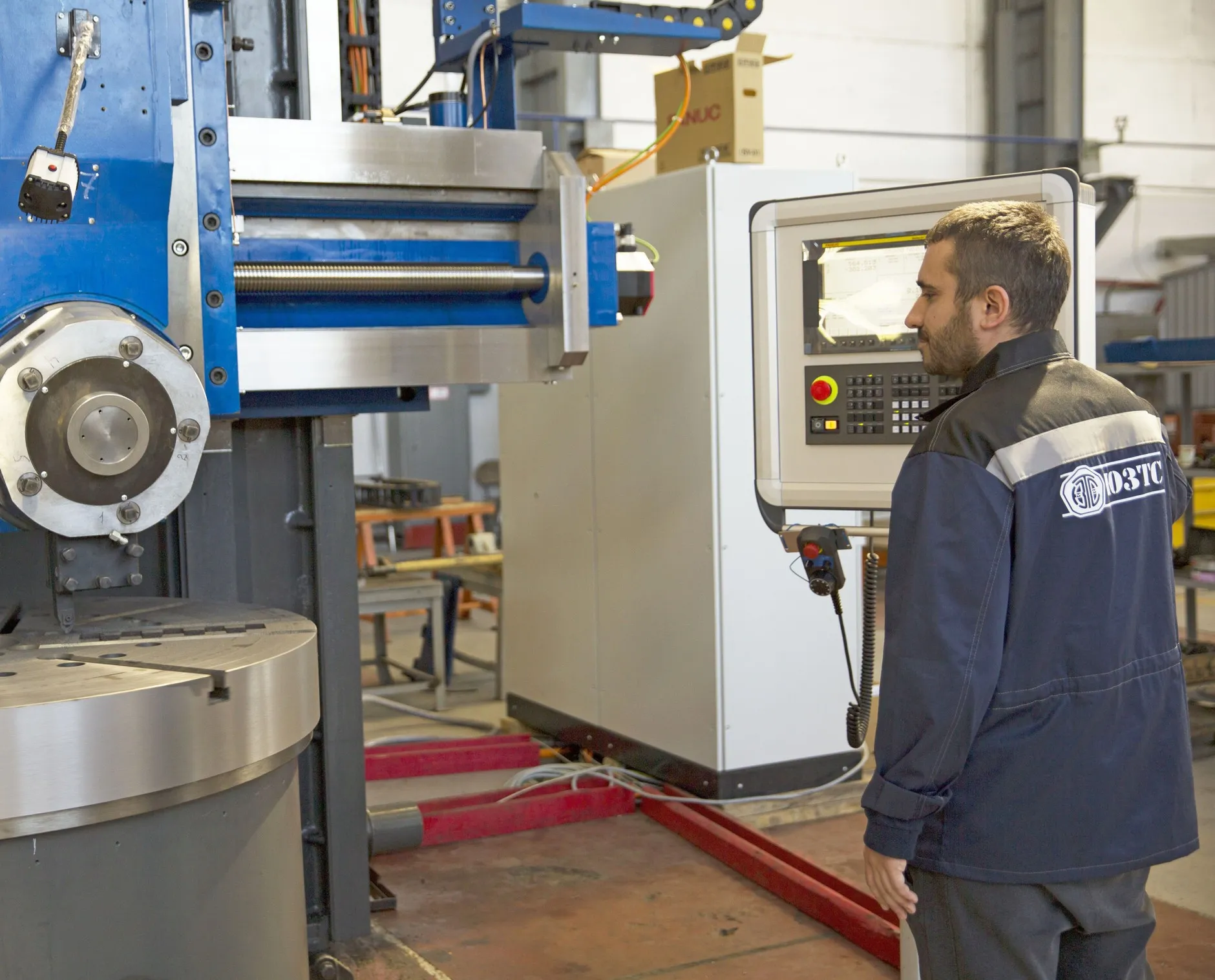 A CNC vertical turning lathe in the assembly shop of the Southern Heavy Machine Tool Works (YuZTS) in Krasnodar, April 2020. The plant has no connection with the STAN holding — the photograph is an illustration of the industry the article is about. Photo: AlexeyZiaku. Licence: CC BY-SA 4.0 (image resized; derivative works must be shared under the same licence). Source: Wikimedia Commons