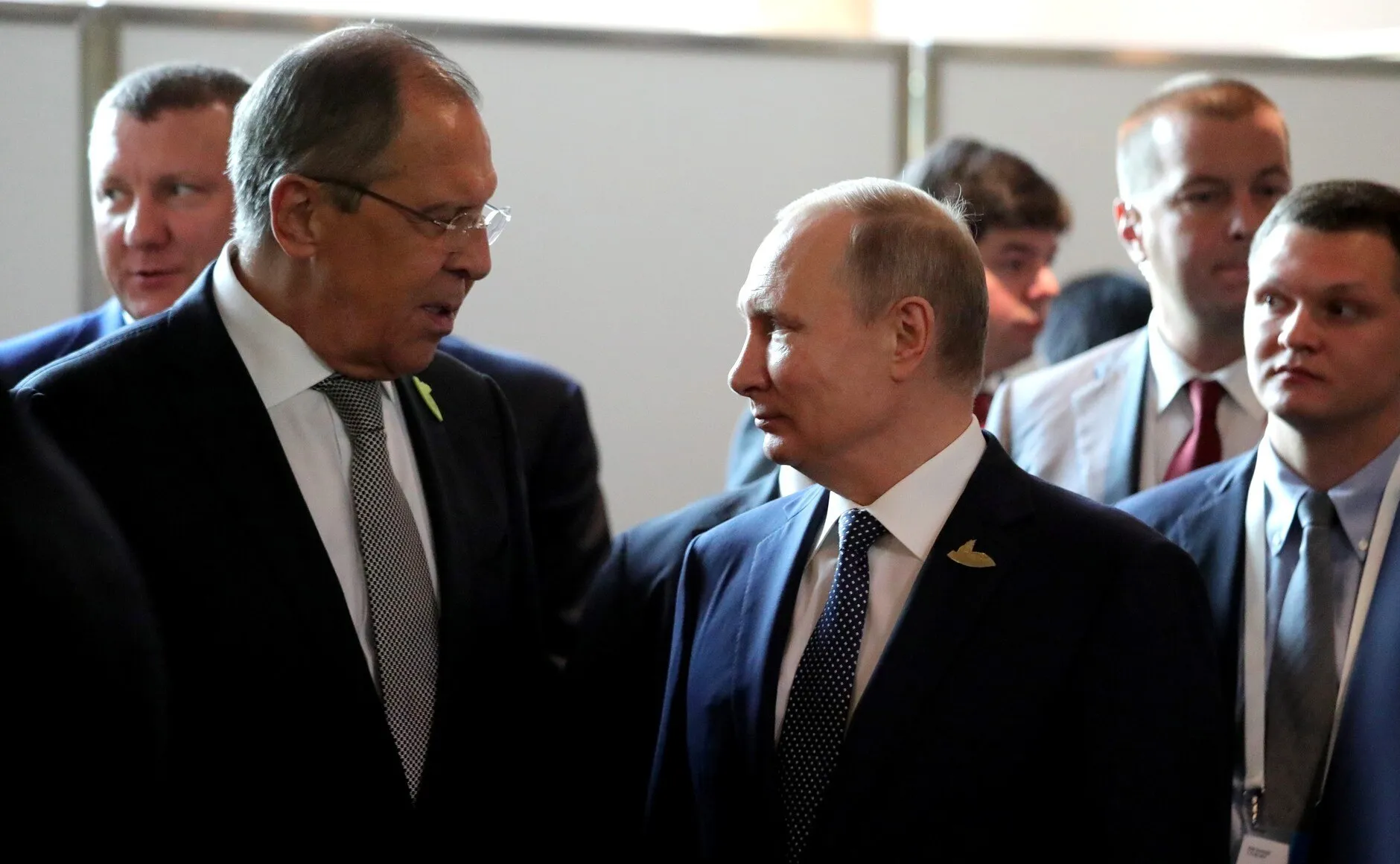 Putin mit Außenminister Lawrow vor dem G20-Gipfel, Juli 2017. Foto: kremlin.ru. Lizenz: CC BY 4.0 (Namensnennung www.kremlin.ru erforderlich). Quelle: Wikimedia Commons