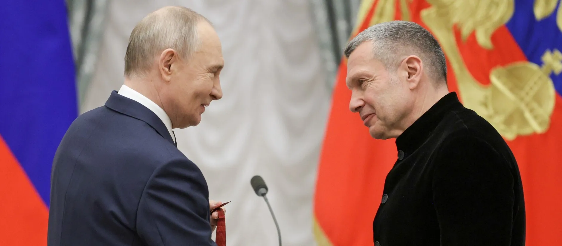 Vladimir Poutine remet à Vladimir Soloviev l’ordre du Mérite pour la Patrie de IIIe classe. Kremlin, 24 décembre 2025. Photo : www.kremlin.ru / Mikhaïl Sinitsyne, TASS. Licence : CC BY 4.0. Source : kremlin.ru