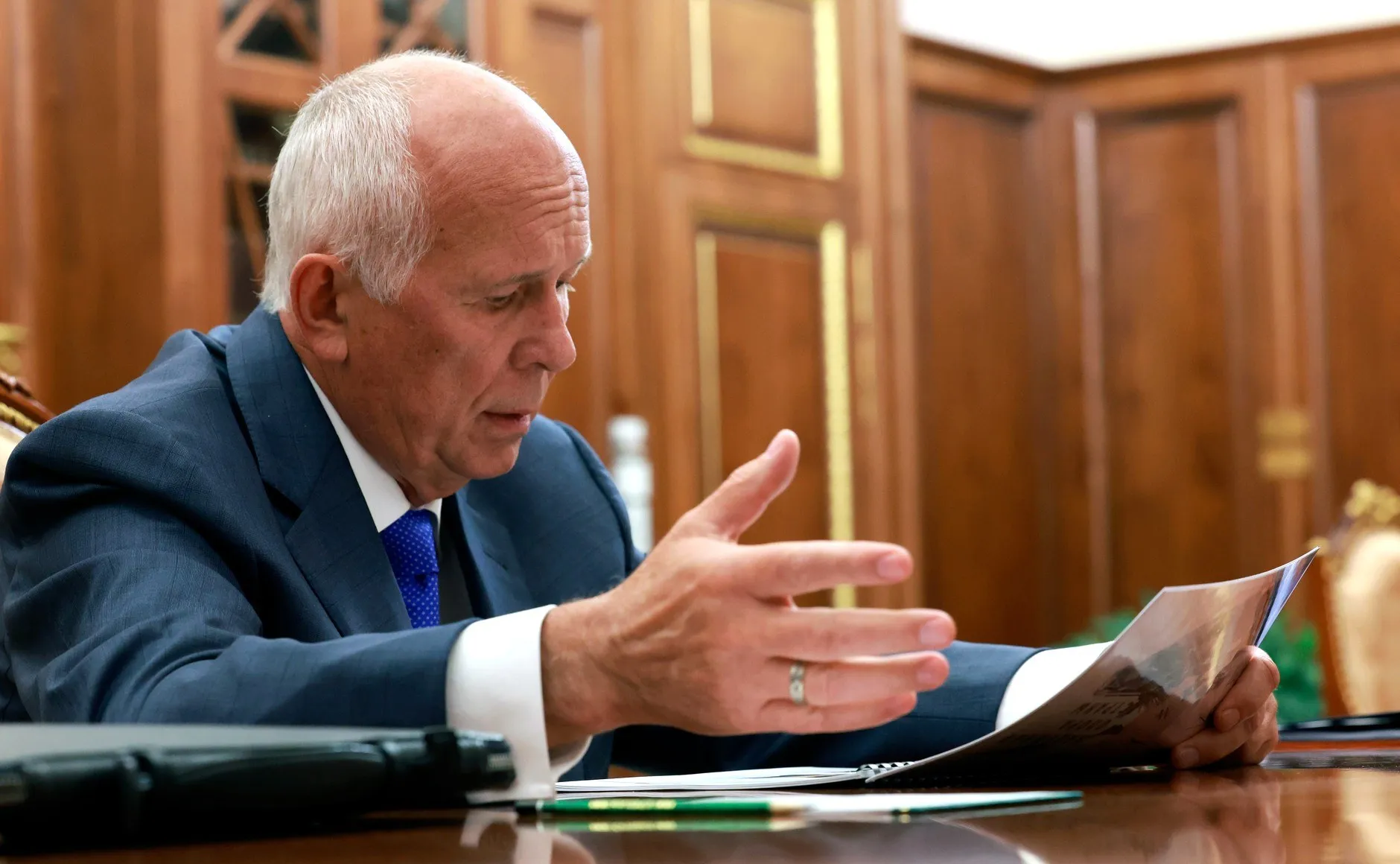 Le patron de Rostec, Sergueï Tchemezov, rend compte à Vladimir Poutine du travail de la corporation d’État, au Kremlin, le 30 juillet 2024. Photo : kremlin.ru. Licence : CC BY 4.0. Source : Wikimedia Commons