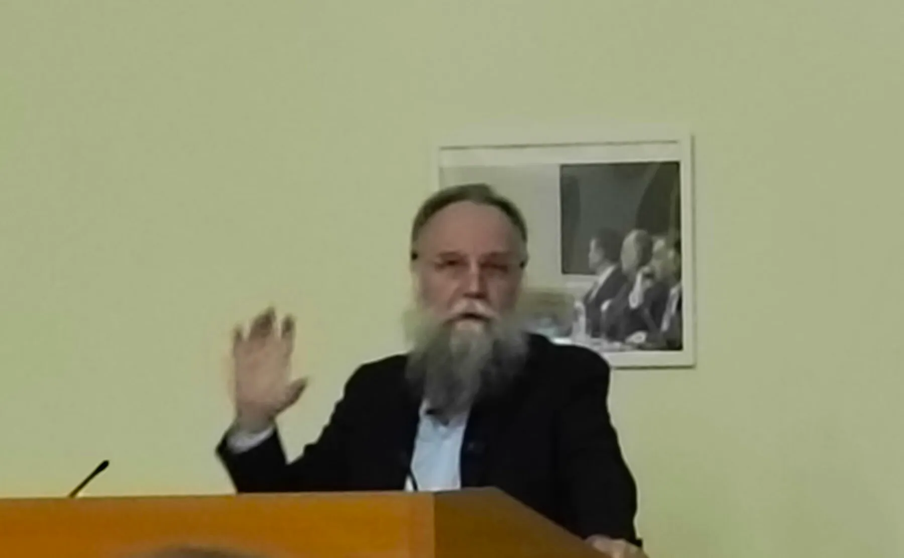 Douguine donnant son cours « La théologie politique du peuple » à la faculté de science politique de l’université d’État de Moscou, le 20 octobre 2025. Photo : Roman Kubanskiy. Licence : CC BY-SA 4.0 (image recadrée). Source : Wikimedia Commons