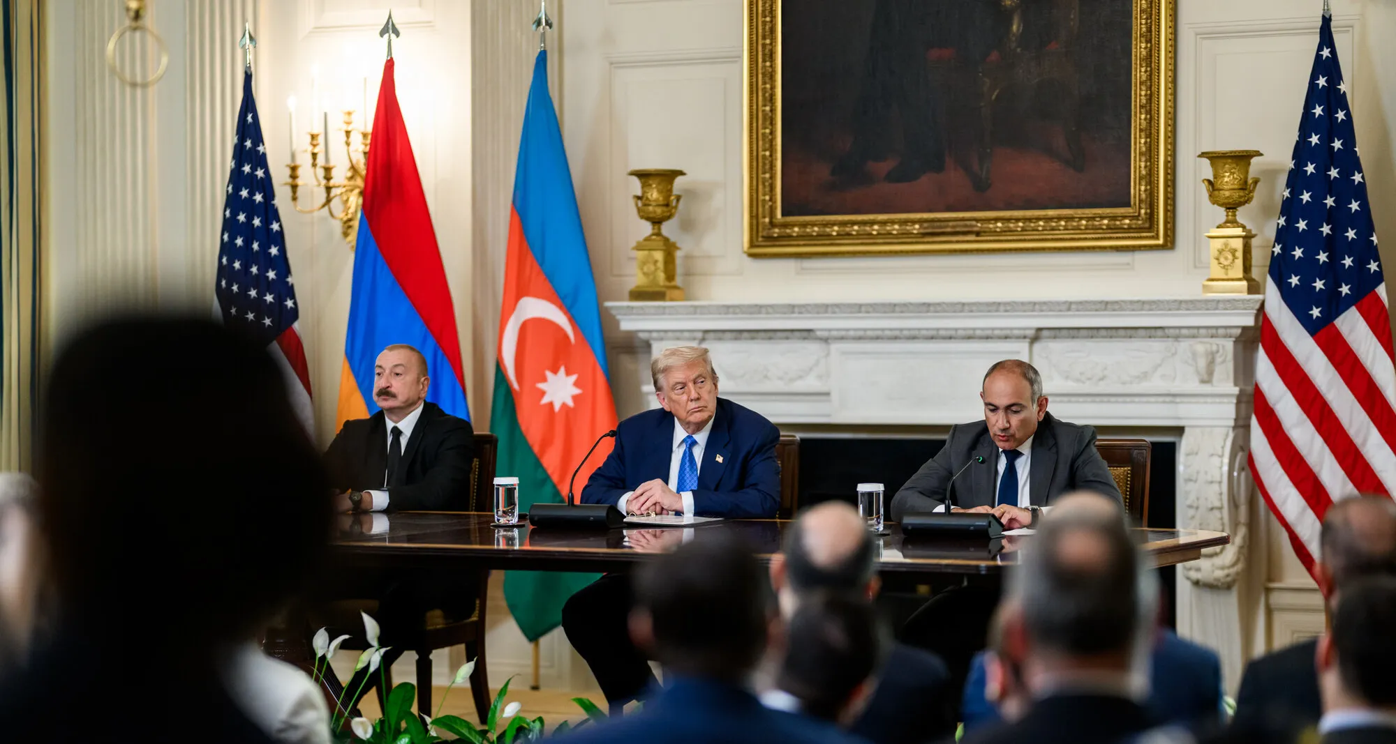 Ilham Alijew, Donald Trump und Nikol Paschinjan bei der Unterzeichnung der gemeinsamen trilateralen Erklärung im Weißen Haus, 8. August 2025. Foto: The White House. Lizenz: gemeinfrei (Bild beschnitten und verkleinert). Quelle: Wikimedia Commons