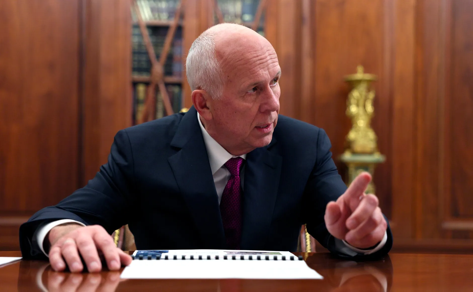 Rostec-Chef Sergei Tschemesow bei einem Arbeitstreffen mit Wladimir Putin im Kreml, 28. Dezember 2023. Foto: kremlin.ru. Lizenz: CC BY 4.0. Quelle: Wikimedia Commons