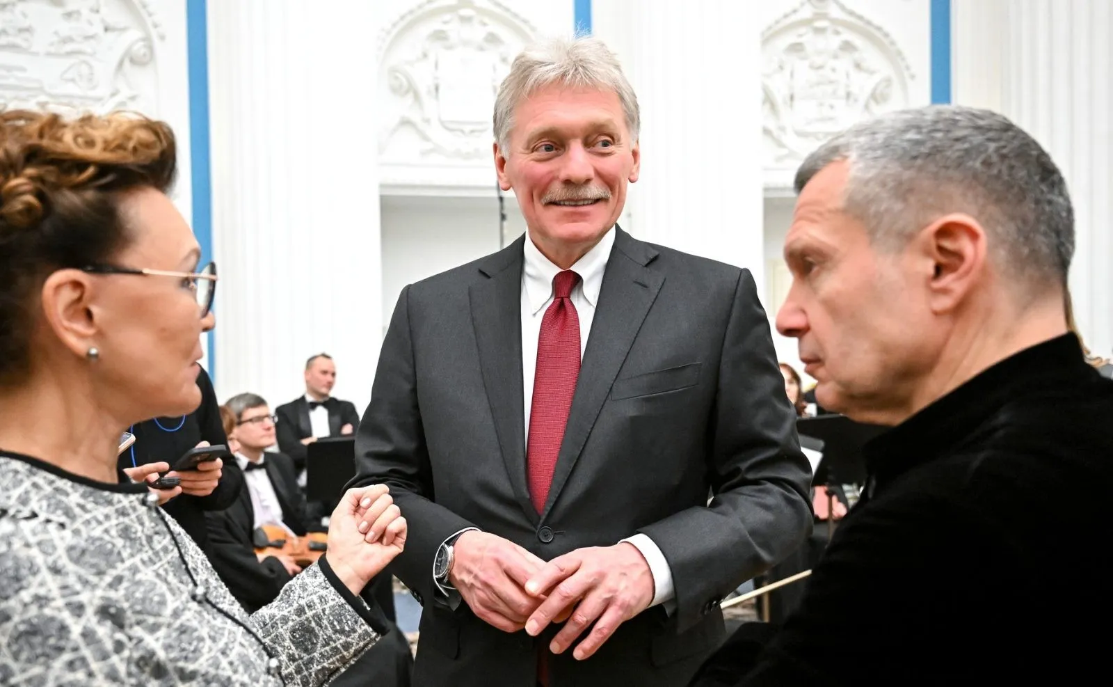 Dmitri Peskov et Vladimir Soloviev avant la cérémonie de remise des décorations, le 24 décembre 2025. Photo : www.kremlin.ru / Sergueï Bobylev, RIA Novosti. Licence : CC BY 4.0. Source : kremlin.ru