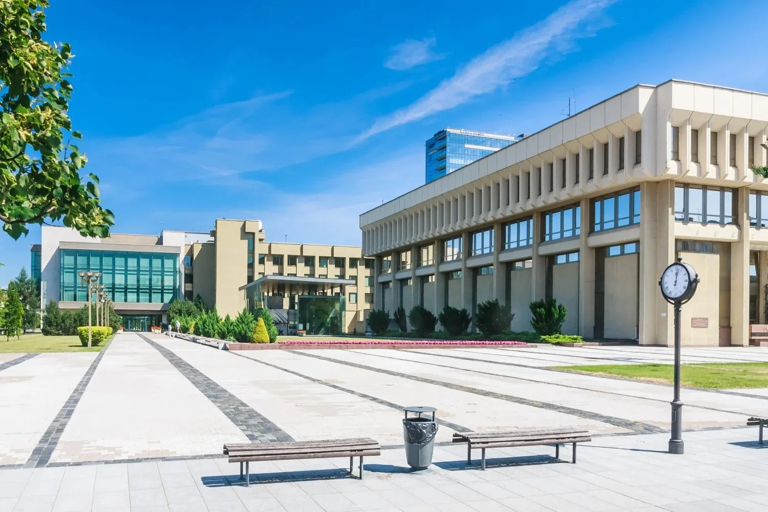 Le bâtiment du Seimas de la République de Lituanie à Vilnius. Photo : MatasLife, 2023. Licence : CC BY-SA 4.0. Source : Wikimedia Commons