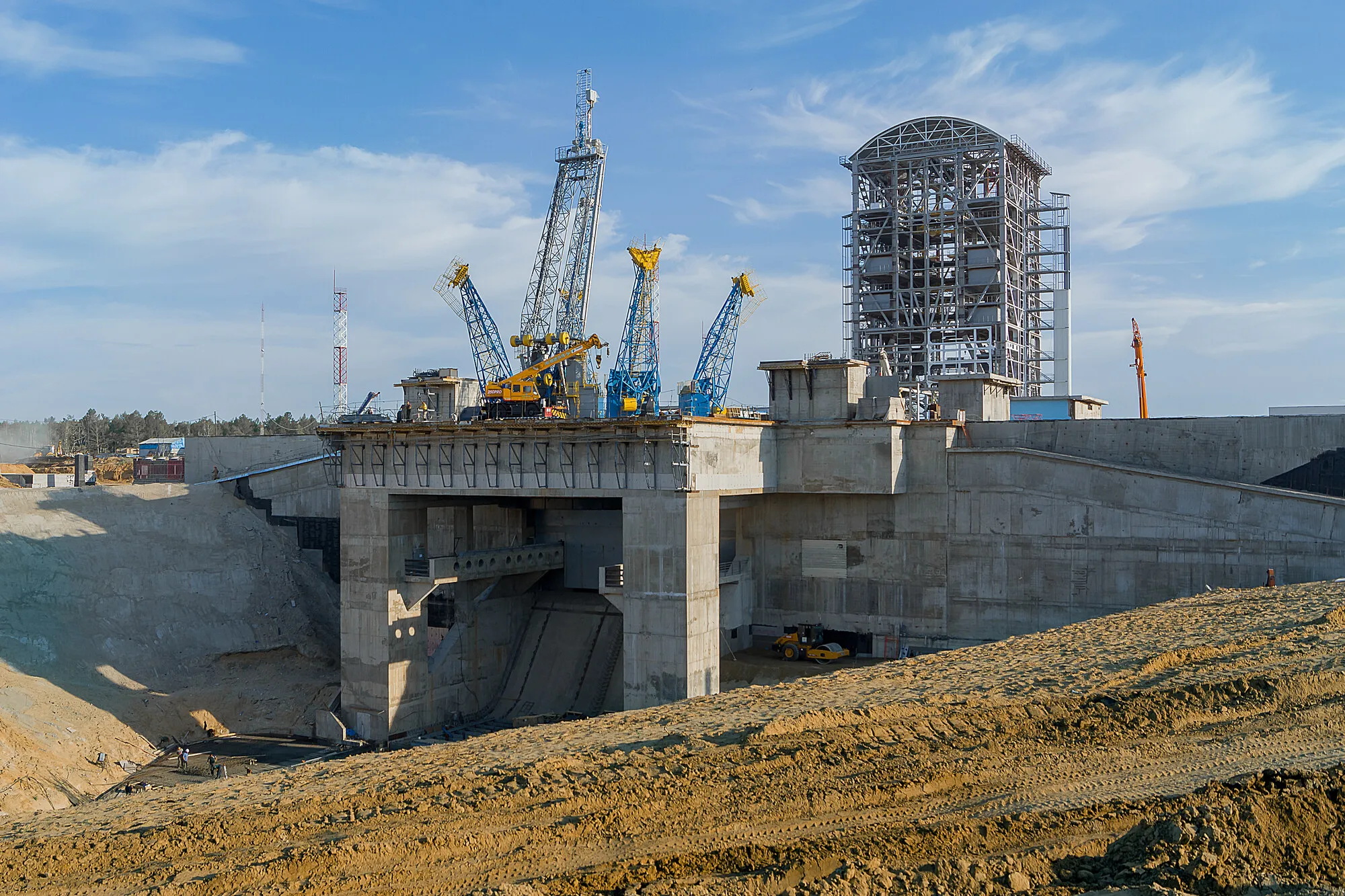 Construction of the launch complex at the Vostochny Cosmodrome, Amur Region, July 2015. Photo: Victor Feldsherov. Licence: CC BY-SA 4.0 (image resized; derivative works must be shared under the same licence). Source: Wikimedia Commons