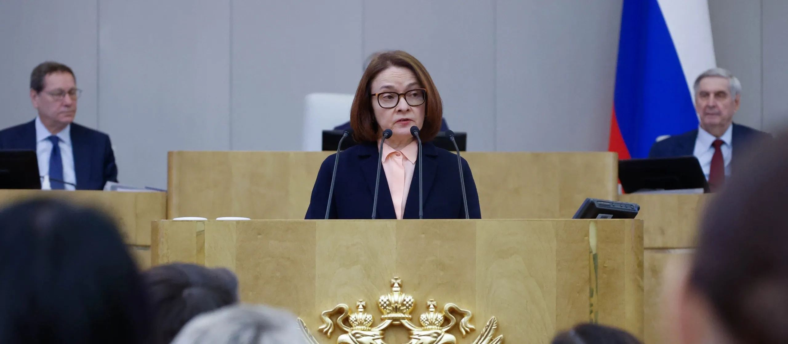 Elvira Nabioullina lors d’une réunion conjointe des commissions de la Douma d’État consacrée au rapport annuel de la Banque de Russie pour 2024, le 3 avril 2025. Photo : service de presse de la Douma. Licence : CC BY 4.0. Source : Wikimedia Commons